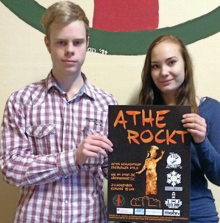 Das Athe rockt: Die Schülersprecher Marvin Ruder und Annika Thiel
mit dem Plakat, das die brennende „Rocker-Athene“ zeigt.