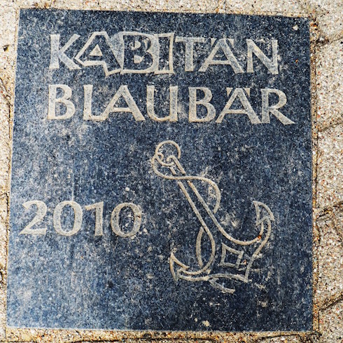 Blaubär Abidenkmalplatte auf dem Schulhof