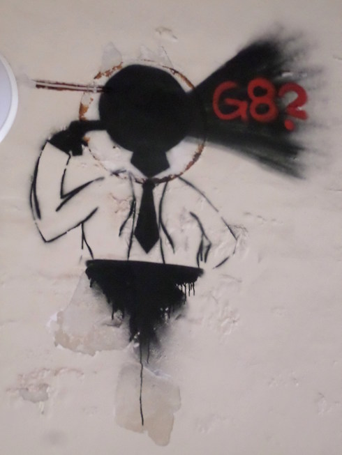 G8-Graffiti im Flur