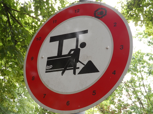 RIP Abidenkmalschild auf dem Schulhof