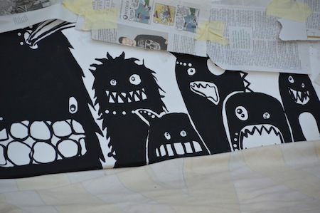Bevor die Mitte gefüllt wird, werden die Monsterchen mit einem
improvisierten Sprayschirm geschützt.