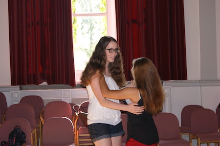 Besonders gut gefiel das Seminar Jennifer Schmich und Julia Zastrau
aus Jahrgang 11. Jennifer hat im Gegensatz zu Julia schon
jahrelange Tanzerfahrung, doch auch Julia hat großen Spaß bei der
Sache.