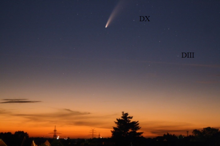 Abb. 1: Komet Neowise am 13.7.2020 um 0:51 Uhr über Stade Abb. 1: Komet Neowise am 13.7.2020 um 0:51 Uhr über Stade
