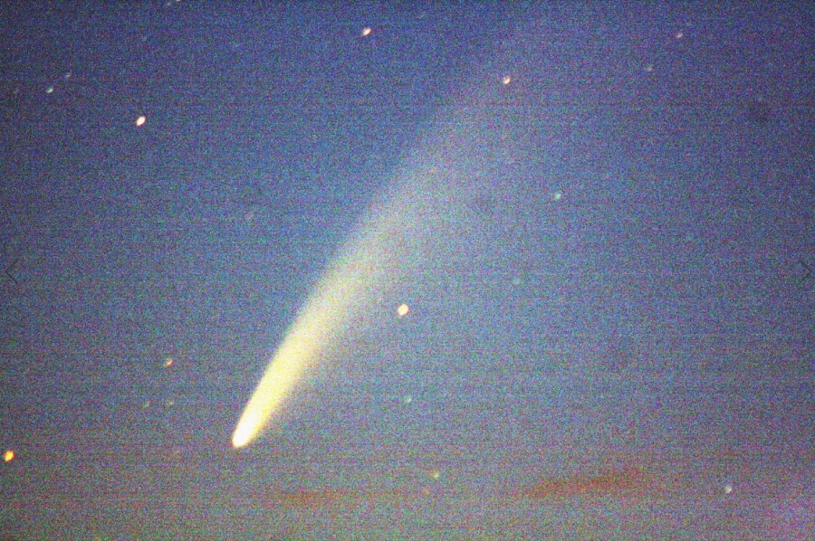 Abb. 3: Neowise am 11.7.2020 um 1:10 Uhr von der Stadt Stade aus
fotografiert Abb. 3: Neowise am 11.7.2020 um 1:10 Uhr von der Stadt Stade aus
fotografiert
