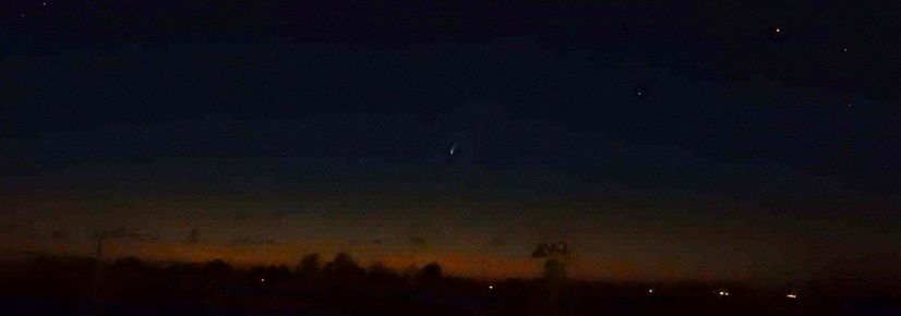 Abb. 6: Neowise am 12.7.2020 um 1:10 Uhr über dem Elbdeich in
Abbenfleth. Foto: von Bargen, Difitalkamera mit 30-fachem Zoom
(nicht eingesetzt) Abb. 6: Neowise am 12.7.2020 um 1:10 Uhr über dem Elbdeich in
Abbenfleth. Foto: von Bargen, Difitalkamera mit 30-fachem Zoom
(nicht eingesetzt)