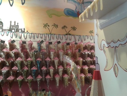 Angekommen im Paradies von Thorn… Neben traditionellen Lebkuchen
gab es dort Süßigkeiten für jedermanns Geschmack. Aber immer die
Warnung vor schlechten Zähnen beachten (rechts)!