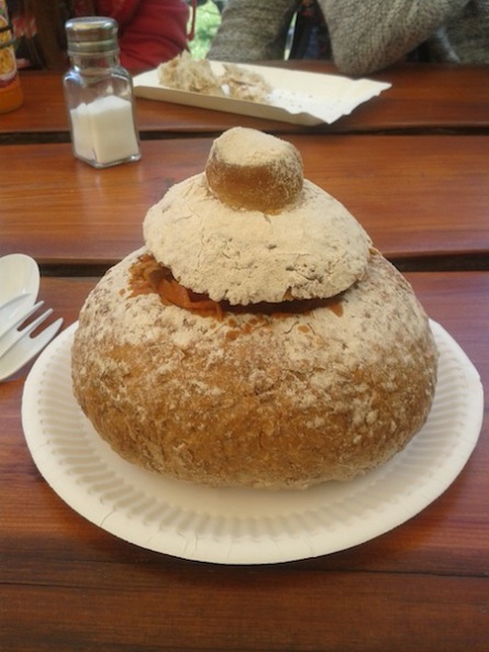 Wir probierten das typisch polnische Gericht Bigos: Ein gruselig
aussehendes Brot, gefüllt mit Sauerkraut und Fleisch