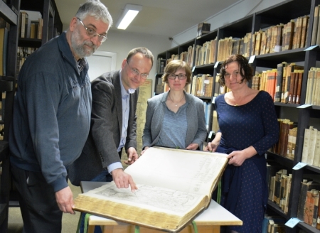 Präsentieren den großen, schweren und dicken Atlas aus dem 17.
Jahrhundert : Forscher Peter van der Krogt aus Amsterdam und die
Lehrkräfte Lars Hellwinkel und Andrea Helmers zusammen mit
Bibliothekarin Catrin Gold vom Landschaftsverband im Gymnasium
Athenaeum. Fotos Beneke