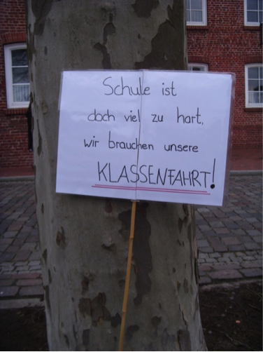 Am 14.Januar versammeln sich Schüler aus sechs verschiedenen
Schulen am Athenaeum um den Dialog zwischen Lehrern und Politikern
zu bewirken. Am 14.Januar versammeln sich Schüler aus sechs verschiedenen
Schulen am Athenaeum um den Dialog zwischen Lehrern und Politikern
zu bewirken.