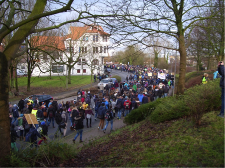 Vom Schulhof des Athenaeums geht es über die Harsefelder Straße und
die Hansebrücke um die Innenstadt herum bis zum Platz „Am Sande“. Vom Schulhof des Athenaeums geht es über die Harsefelder Straße und
die Hansebrücke um die Innenstadt herum bis zum Platz „Am Sande“.