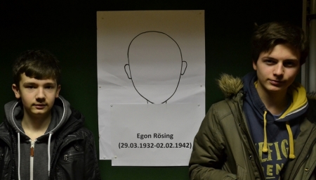 Lennart Zimmermann (links) und Milan Töllner vor ihrer Ausstellung
für Egon Rösing, der im Zuge der Kinder-Euthanasie ermordet wurde.
Foto Ahlmer Lennart Zimmermann (links) und Milan Töllner vor ihrer Ausstellung
für Egon Rösing, der im Zuge der Kinder-Euthanasie ermordet wurde.
Foto Ahlmer