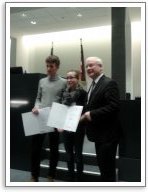Übergabe der Urkunden an die Landessieger der Altersgruppe 1 und 2
durch Landtagspräsident Busemann Übergabe der Urkunden an die Landessieger der Altersgruppe 1 und 2
durch Landtagspräsident Busemann