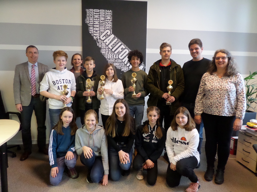 Schulleiter Martin Niestroj, Frau Simon, Herr Waldermann und Frau
Veit mit den stolzen Klassensprechern der Gewinnerklassen des
Wettbewerbs „Jugend musiziert“.