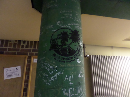 Die Säule hinter der Treppe im A-Bau ist ein tolles kleines
Denkmal, welches Abiturienten uns hinterlassen haben.