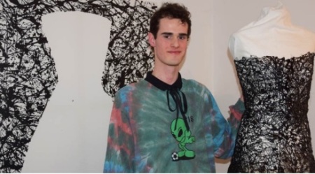 Henri Draewe mit einem Kleid aus Heißkleber. Henri Draewe mit einem Kleid aus Heißkleber.