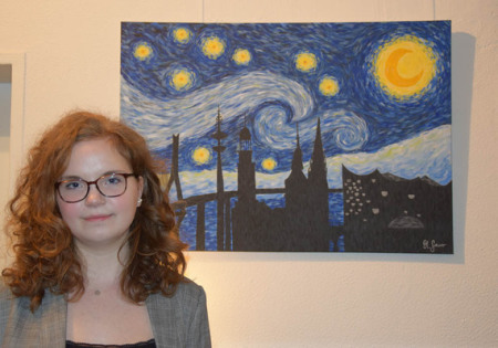 Marie Greiner mit ihrem Bild Sternennacht über Hamburg. Marie Greiner mit ihrem Bild Sternennacht über Hamburg.