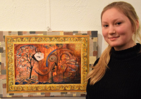 Pauline Sandersfeld mit ihrem Selbstporträt. Pauline Sandersfeld mit ihrem Selbstporträt.