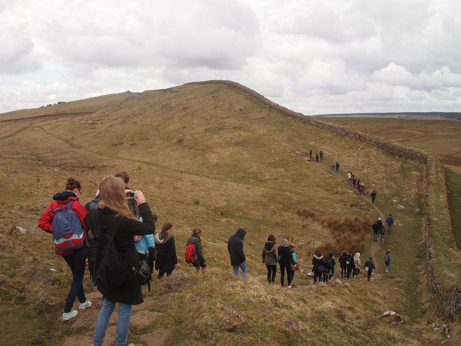 Im Gänsemarsch ging es dann den Hadrian’s Wall entlang… Im Gänsemarsch ging es dann den Hadrian’s Wall entlang…