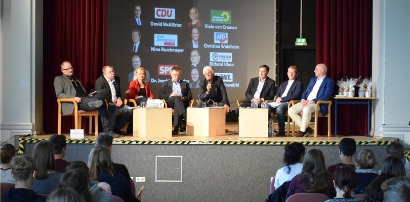 Das Podium in der Aula des Stader Gymnasiums Athenaeum, von links:
Klemens Kowalski (Linke), Richard Bodo Klaus (Piraten), Viola von
Cramon (Grüne), Dr. Joachim Schuster (SPD), TAGEBLATT-Chefredakteur
Wolfgang Stephan, David McAllister (CDU), Nino Ruschmeyer (FDP) und
Christian Waldheim (AfD). Foto Wisser