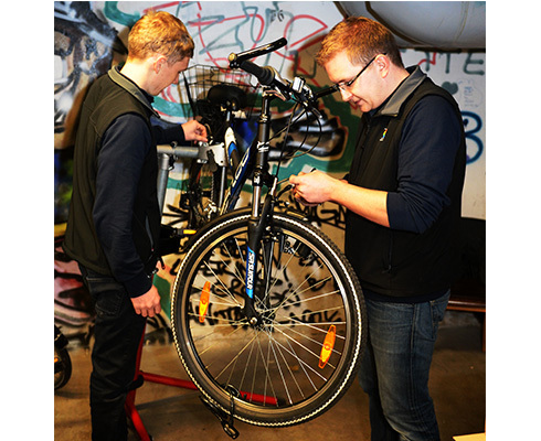 Fahrradmonteur Matthias Kerst (rechts) und Auszubildender Axel
Behrens behoben gleich nach der Kontrolle im Fahrradkeller des
Stader Gymnasiums leichte Mängel an den „Drahteseln“. Glühbirnen
mussten ausgetauscht, Kabel neu verbunden und Bremsen nachgestellt
werden. Fahrradmonteur Matthias Kerst (rechts) und Auszubildender Axel
Behrens behoben gleich nach der Kontrolle im Fahrradkeller des
Stader Gymnasiums leichte Mängel an den „Drahteseln“. Glühbirnen
mussten ausgetauscht, Kabel neu verbunden und Bremsen nachgestellt
werden.