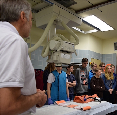 Im Schockraum: Dr. Jörg Franke, Chef der Unfallchirurgie, zeigt den
Schülern seine operative Schaltzentrale. Fotos von Borstel Im Schockraum: Dr. Jörg Franke, Chef der Unfallchirurgie, zeigt den
Schülern seine operative Schaltzentrale. Fotos von Borstel