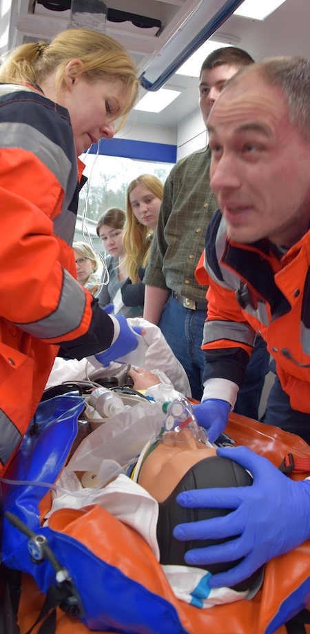 Im DRK-Rettungswagen: Ein Dummy wird reanimiert. Im DRK-Rettungswagen: Ein Dummy wird reanimiert.
