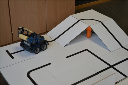 Der selbst gebaute Roboter fährt durch die Arena. Der selbst gebaute Roboter fährt durch die Arena.