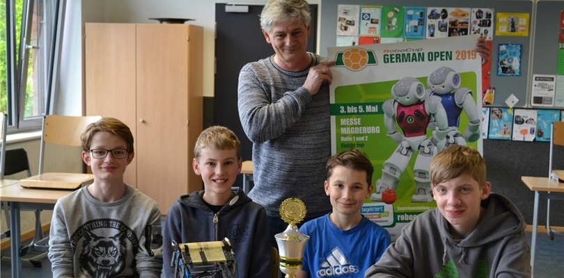 Cedric Langeloh, Thies von Schassen, Niklas Erb, Timo Jarck (von
links) und ihr Lehrer Thomas Allion präsentieren Roboter und den
Pokal. Fotos: Fuhr Cedric Langeloh, Thies von Schassen, Niklas Erb, Timo Jarck (von
links) und ihr Lehrer Thomas Allion präsentieren Roboter und den
Pokal. Fotos: Fuhr