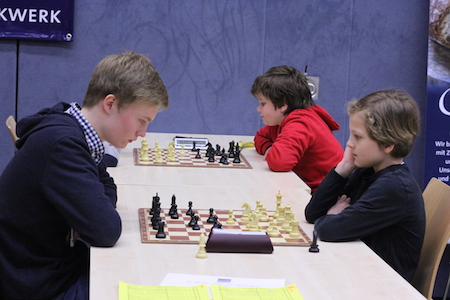 Jonas Hammann (links), Brett 1 von Athe 1, gegen den
Zwillingsbruder Luis Engel, seines Zeichens Deutscher Meister U12
aus 2014 und Spieler in der 2. Bundesliga für den Hamburger SK,
Jonas konnte dieses entscheidende Match für sich entscheiden! Jonas Hammann (links), Brett 1 von Athe 1, gegen den
Zwillingsbruder Luis Engel, seines Zeichens Deutscher Meister U12
aus 2014 und Spieler in der 2. Bundesliga für den Hamburger SK,
Jonas konnte dieses entscheidende Match für sich entscheiden!