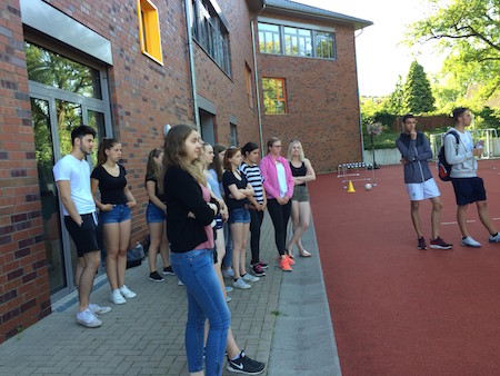 Obwohl das Sportfest nur für die fünfte bis zehnte Klasse ausgelegt
ist, kommen auch die Schüler und Schülerinnen des elften Jahrgangs
nicht zu kurz. Sie haben die verantwortungsvolle Aufgabe, die
einzelnen Stationen zu betreuen und den SportlerInnen Ratschläge,
Antworten und gegebenenfalls Hilfestellung zu geben. Obwohl das Sportfest nur für die fünfte bis zehnte Klasse ausgelegt
ist, kommen auch die Schüler und Schülerinnen des elften Jahrgangs
nicht zu kurz. Sie haben die verantwortungsvolle Aufgabe, die
einzelnen Stationen zu betreuen und den SportlerInnen Ratschläge,
Antworten und gegebenenfalls Hilfestellung zu geben.