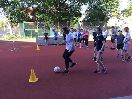 Voll dabei: Kurz vor dem Schuss ist der Blick auf den Ball
gerichtet, voll konzentriert und bereit, alles für die Klasse zu
geben. Diese steht um sie herum und unterstützt sie, wo es nur
geht. Voll dabei: Kurz vor dem Schuss ist der Blick auf den Ball
gerichtet, voll konzentriert und bereit, alles für die Klasse zu
geben. Diese steht um sie herum und unterstützt sie, wo es nur
geht.