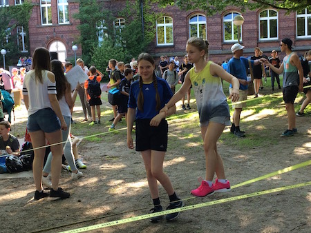 Auch das Balancieren erfordert sportliche Kraft, denn ohne
Körperspannung und Gleichgewichtssinn kommt man nicht weit. Ob mit
Hilfestellung oder ohne: Die Balance auf instabilen, schmalen
Seilen zu halten, ist gar nicht so einfach! Auch das Balancieren erfordert sportliche Kraft, denn ohne
Körperspannung und Gleichgewichtssinn kommt man nicht weit. Ob mit
Hilfestellung oder ohne: Die Balance auf instabilen, schmalen
Seilen zu halten, ist gar nicht so einfach!