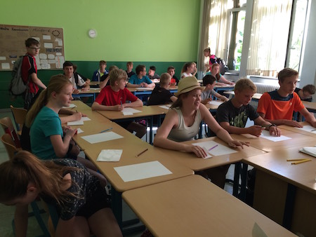 Sport im Sitzen: Die Klassen müssen auch kleine Tests absolvieren,
die in Klassenstufen eingeteilt wurden. Hier kommt es auf das
Wissen an, denn obwohl man ganz schnell weglaufen könnte, hilft das
einem nicht zum Sieg! Sport im Sitzen: Die Klassen müssen auch kleine Tests absolvieren,
die in Klassenstufen eingeteilt wurden. Hier kommt es auf das
Wissen an, denn obwohl man ganz schnell weglaufen könnte, hilft das
einem nicht zum Sieg!
