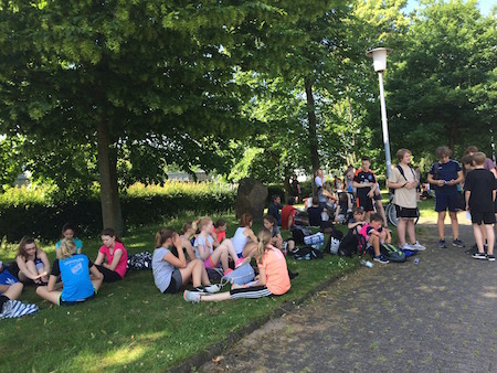 Endlich Schatten! Bei knapp dreißig Grad ist jeder für eine kleine
Pause im Schatten dankbar. Scharenweise findet man am Ende des
Sportfestes die Schüler und Schülerinnen unter Bäumen sitzend. Endlich Schatten! Bei knapp dreißig Grad ist jeder für eine kleine
Pause im Schatten dankbar. Scharenweise findet man am Ende des
Sportfestes die Schüler und Schülerinnen unter Bäumen sitzend.