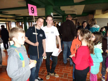 Schülerscouts aus Jahrgang 10 und 11 helfen bei der Organisation
und sind umringt von interessierten Viertklässlern.