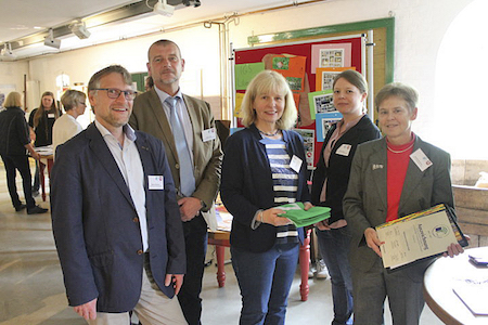 von links: Herr Steinbach, Regionalkoordinator der Umewltschule in
Lüneburg; Herr Lölling: Niedersächsische Landesschulbehörde;Frau Ahlrichs: Landeskkordinatorin Umweltschule; Frau Zachberg;Frau Schöning, stellv. Schulleiterin des Athenaeums