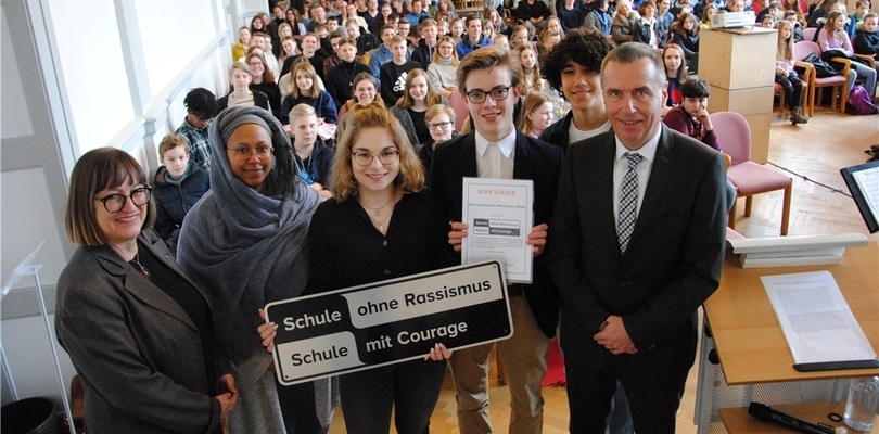 Die Festredner mit dem Logo von „Schule ohne Rassismus – Schule mit
Courage“ während der Feierstunde. Foto: Stief Die Festredner mit dem Logo von „Schule ohne Rassismus – Schule mit
Courage“ während der Feierstunde. Foto: Stief