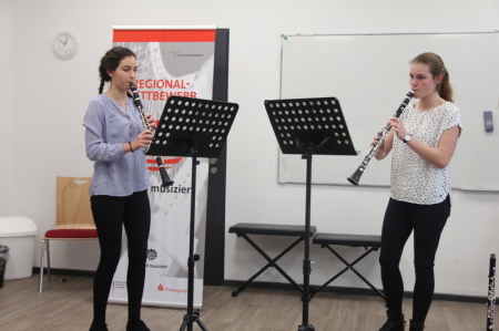 Katharina (15) und Anna Born (17) bereiten sich auf ihr gemeinsames
Wertungsspiel vor (Foto: Grewe)